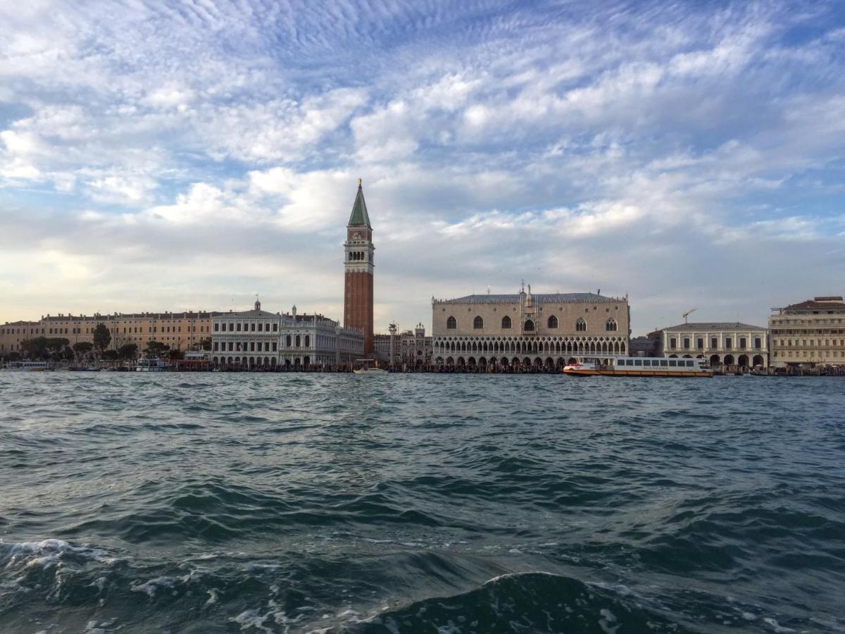 Red Tower Venice Apartment - 2 Mins From Vce Airport- Free Wifi Tessera Luaran gambar
